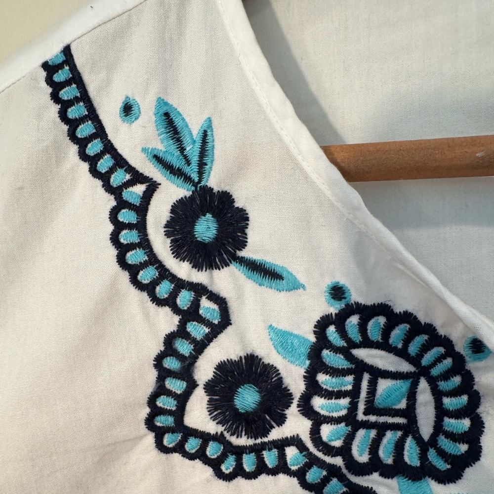 Crown & Ivy Embroidered Tunic Top - Boho Tassel Detail - Size S Petite - Picture 3 of 9